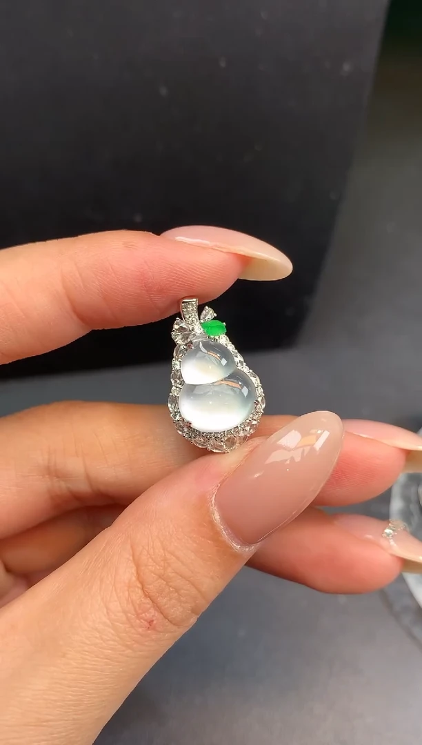 颈饰18K金镶嵌翡翠葫芦