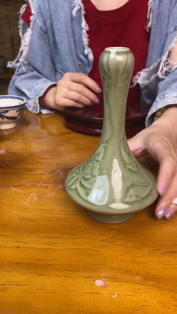 瓶青瓷鱼戏莲蒜头瓶