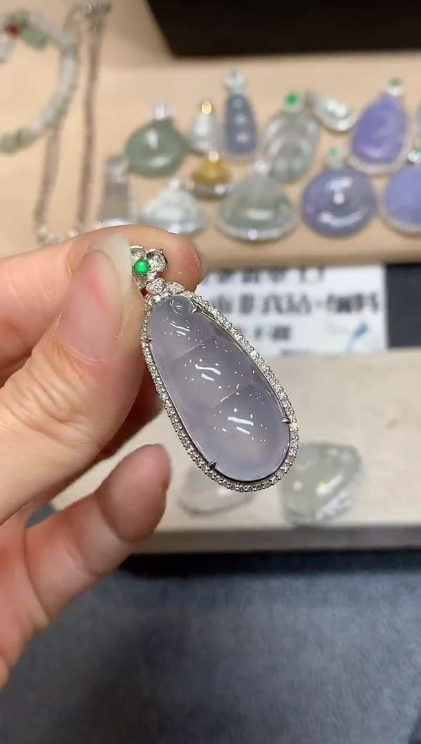颈饰18K金镶嵌翡翠福豆【无服务费