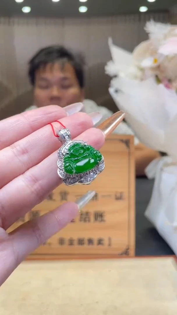 翡翠未镶嵌颈饰        *71