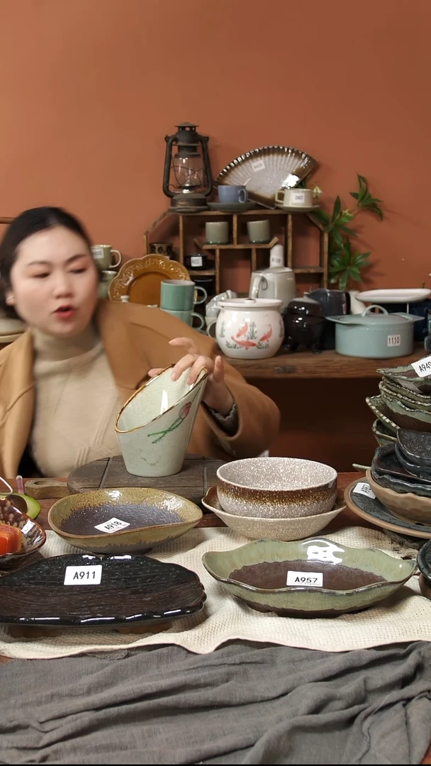 陶瓷A676 一只手绘荷花黑点高低筒子可能微瑕