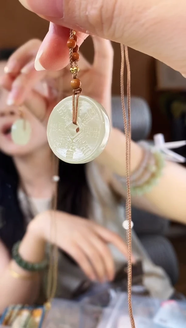 和田玉未镶嵌颈饰八卦花钱