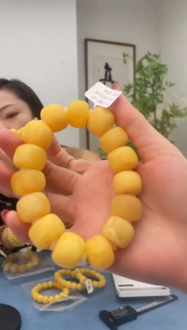 未镶嵌蜜蜡珠宝奇石假一罚十，051.18+微瑕发其一