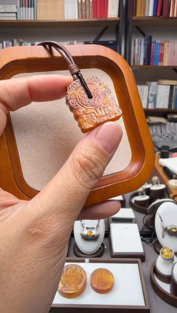 未镶嵌颈饰琥珀仿古兽面纹吊坠