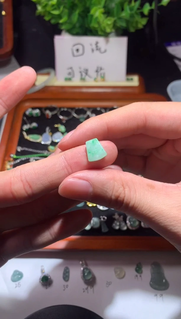 颈饰未镶嵌翡翠一***妹1