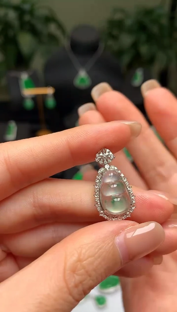 颈饰18K金镶嵌翡翠福豆