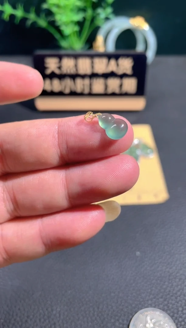 翡翠18K金镶嵌颈饰翡翠