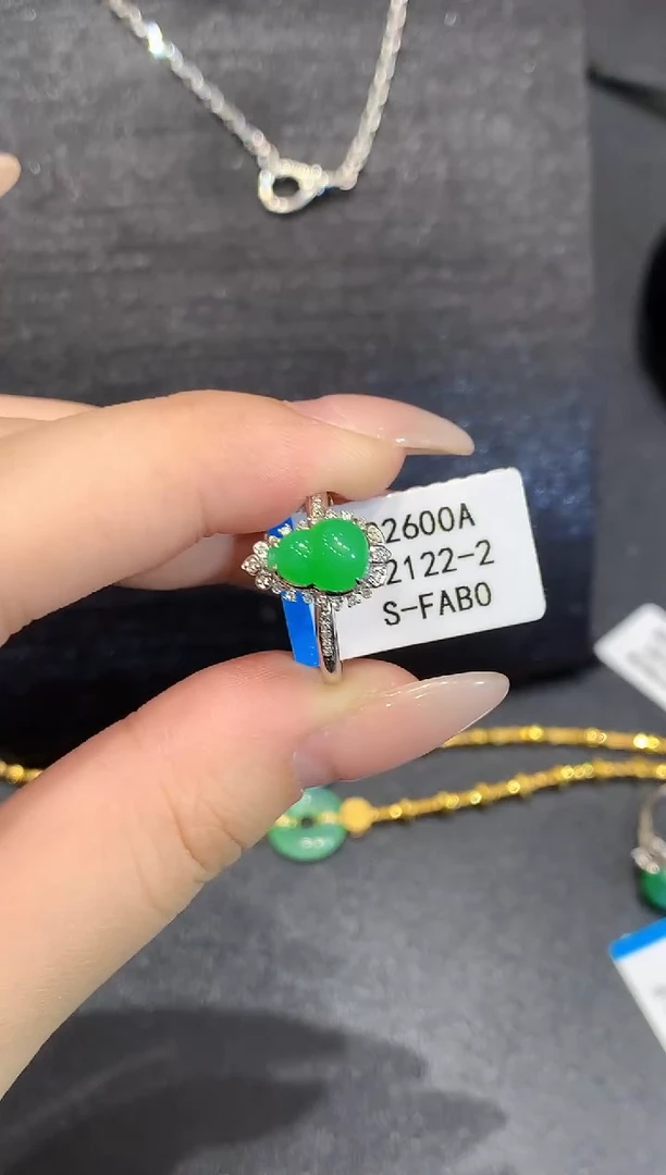 18K金镶嵌戒指翡翠L多样性发其一