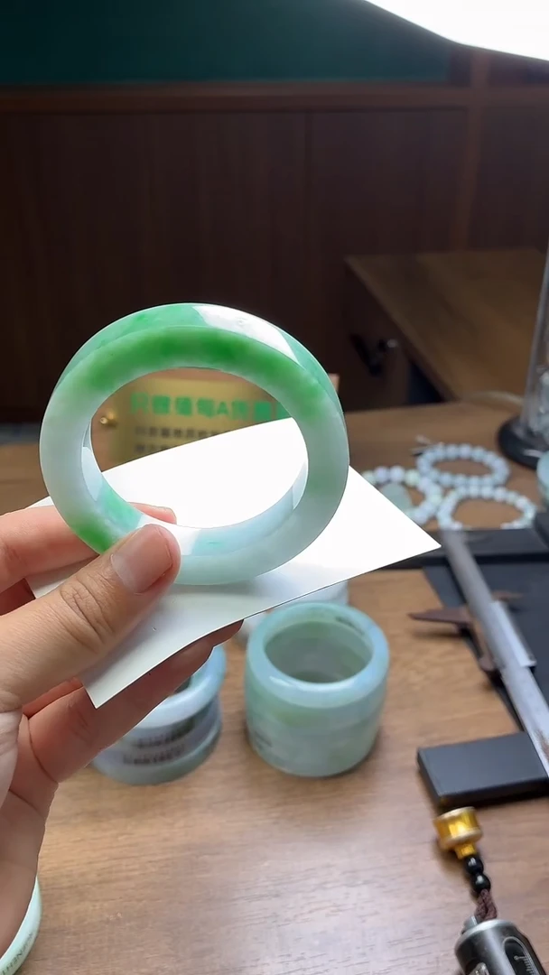 未镶嵌手镯定制翡翠天**惑定制