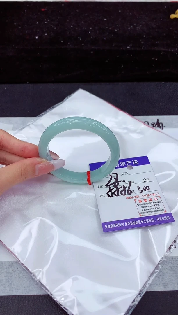 翡翠手镯未镶嵌1