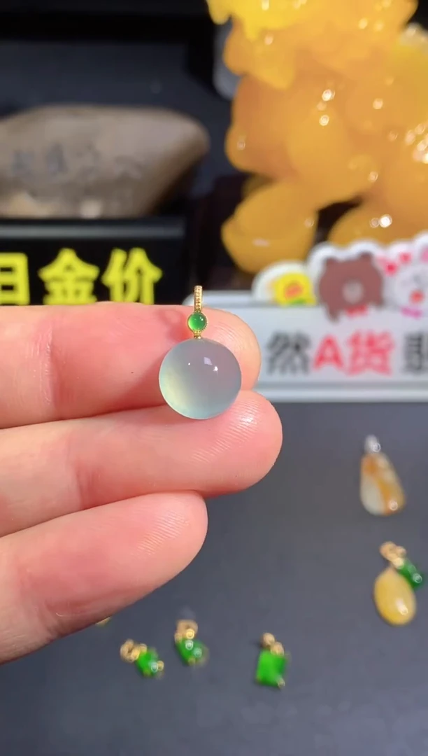 翡翠18K金镶嵌颈饰
