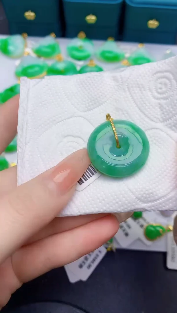 颈饰18K金镶嵌翡翠缅甸天然翡翠A货