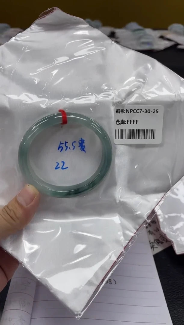 翡翠手镯未镶嵌翡翠手镯