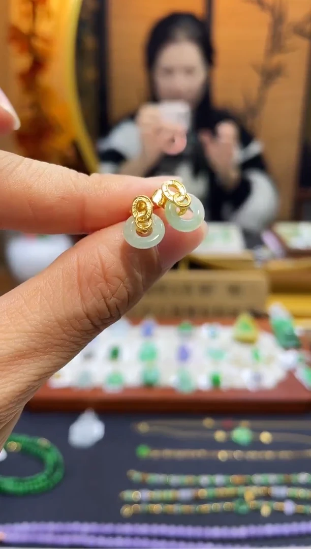 颈饰未镶嵌翡翠耳钉  百元以下不出证