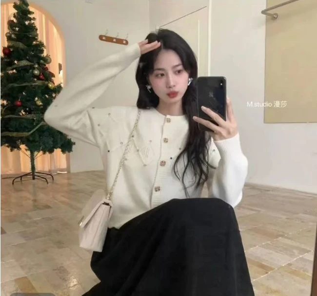 温柔系风格奶甜奶乖上衣2025秋冬季钉钻设计感简约百搭针织开衫女