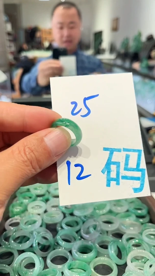 未镶嵌戒圈石英质玉非洲翠