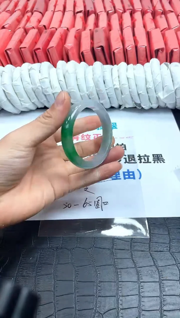 翡翠手镯未镶嵌所见所得，高冰美人镯！