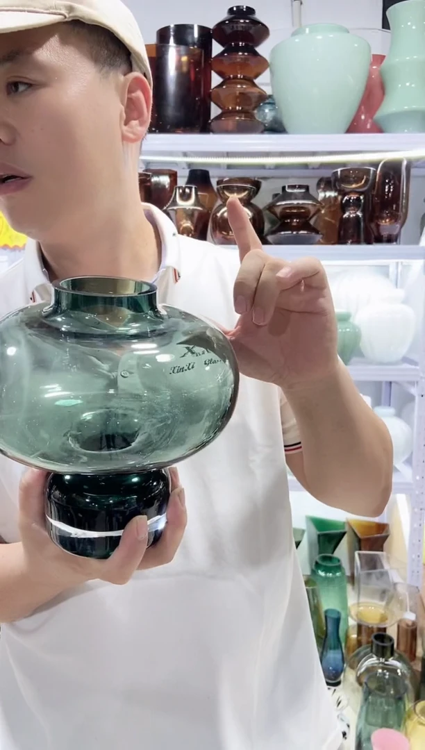绿色灯笼花瓶微瑕介意勿拍