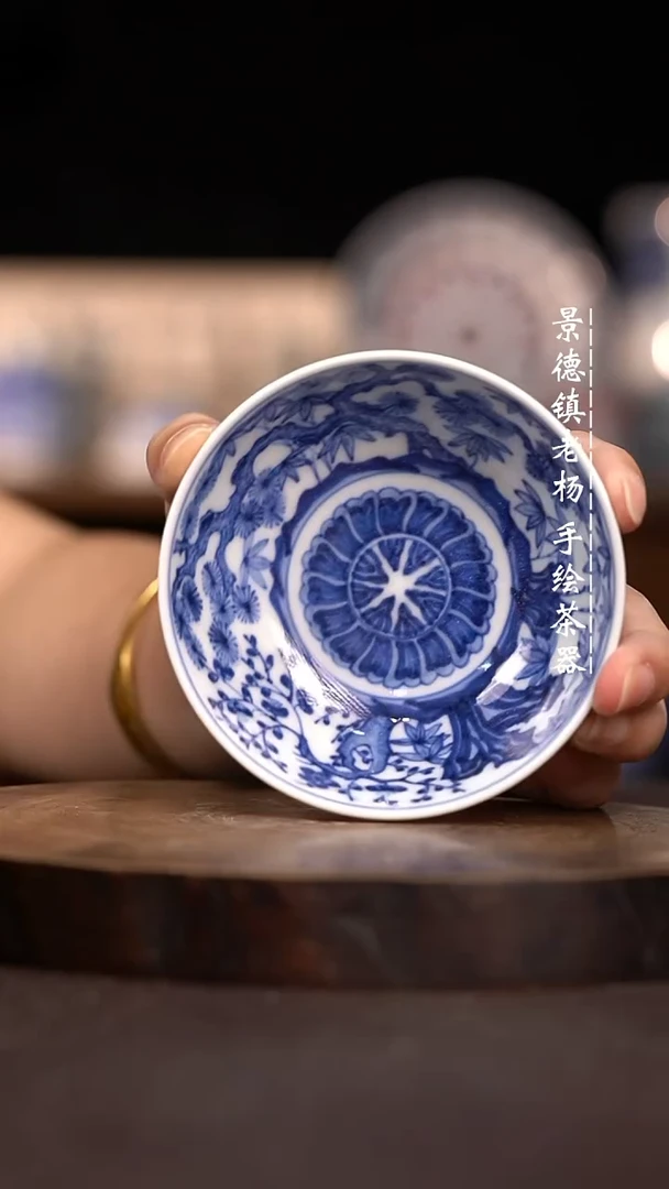 现代手绘茶器瑕不掩瑜