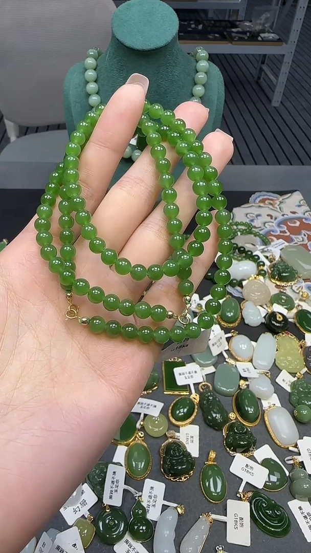 18K金镶嵌和田玉挂件1