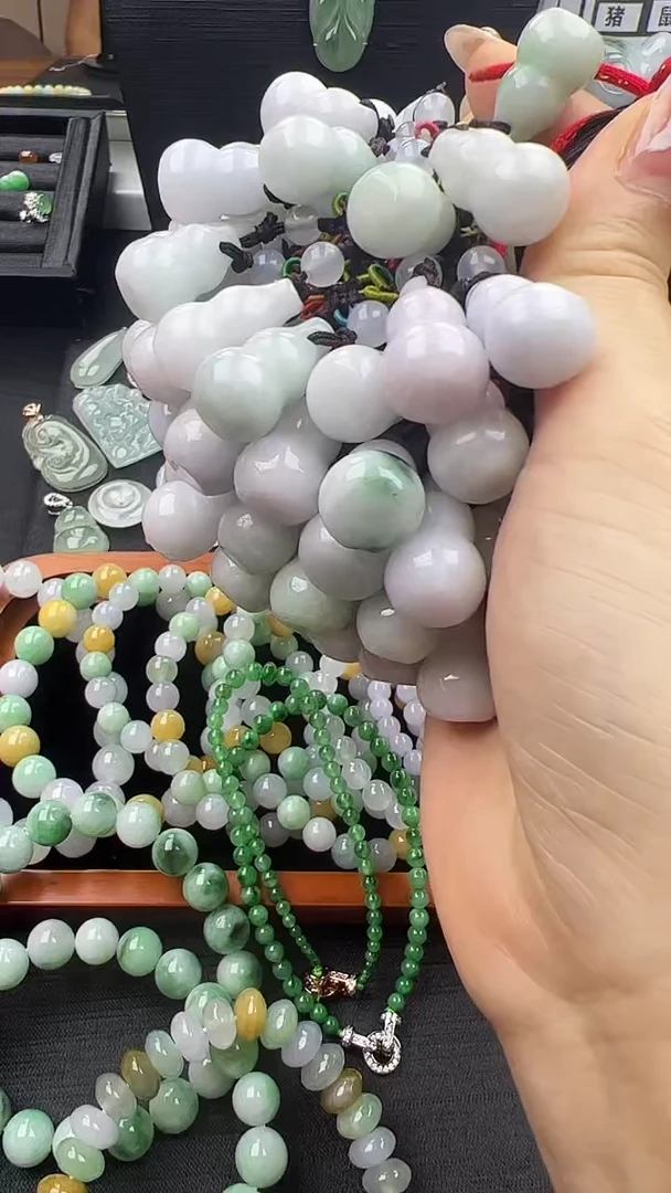 翡翠挂件未镶嵌葫芦多样性发其一（有纹不退不换）