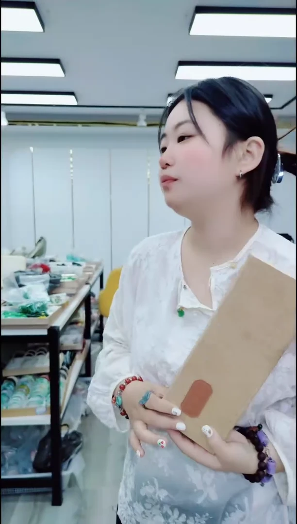 1311褐色方形盒子