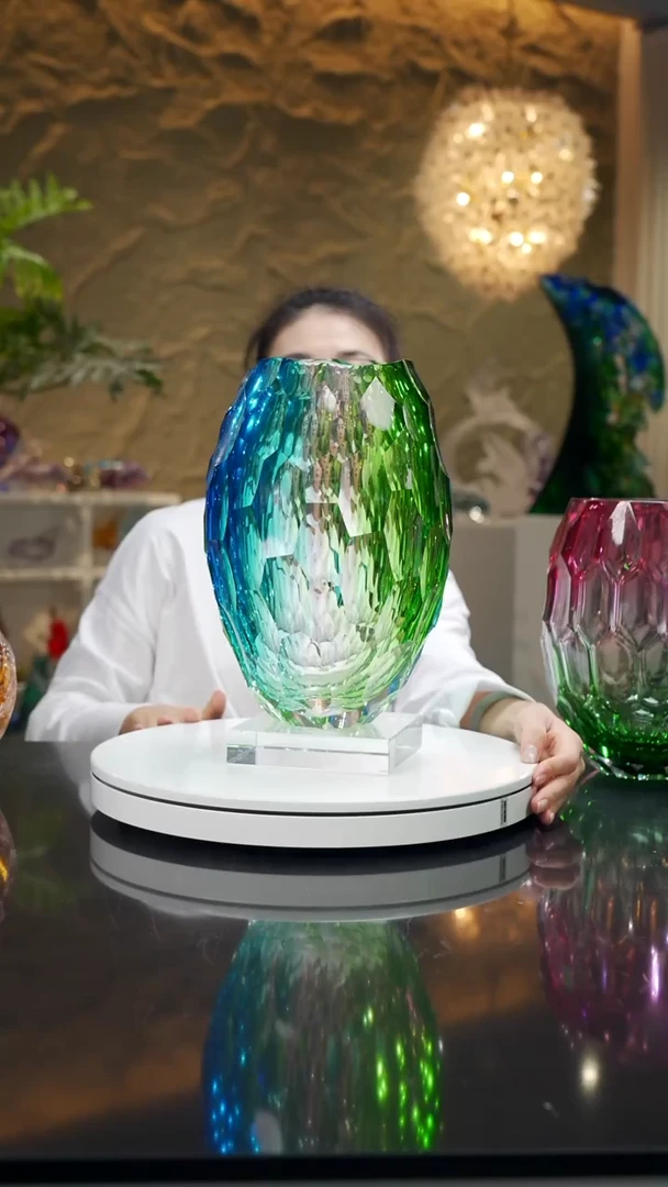 蓝绿色凹面不规则花瓶