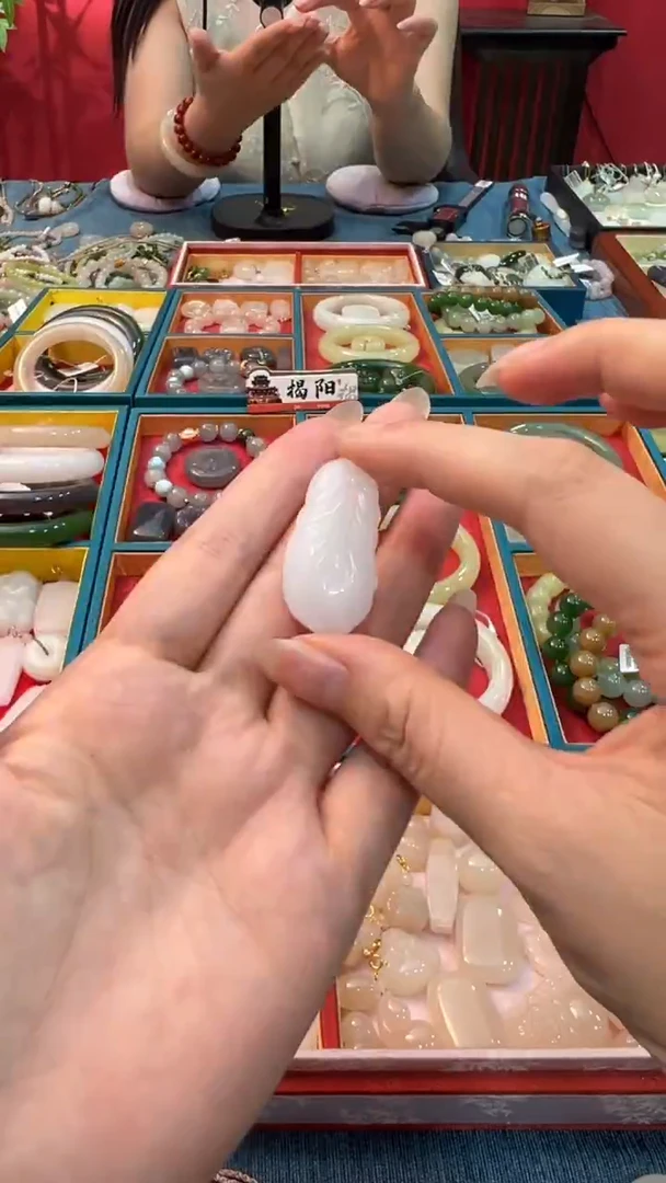 颈饰未镶嵌和田玉안****다白玉羽毛