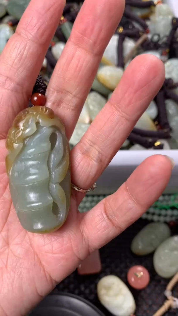 【闪购商品】和田玉颈饰未镶嵌多样性发货没有证书.拍一发一，有瑕