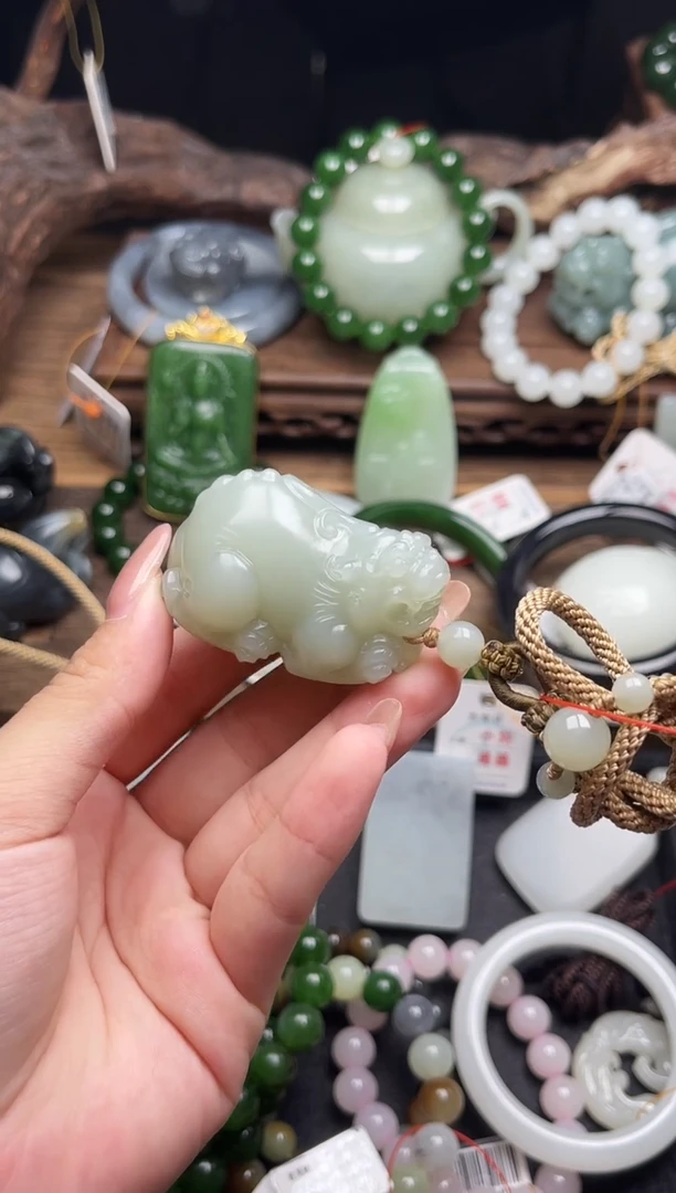 未镶嵌和田玉把件且末青白 貔貅900372