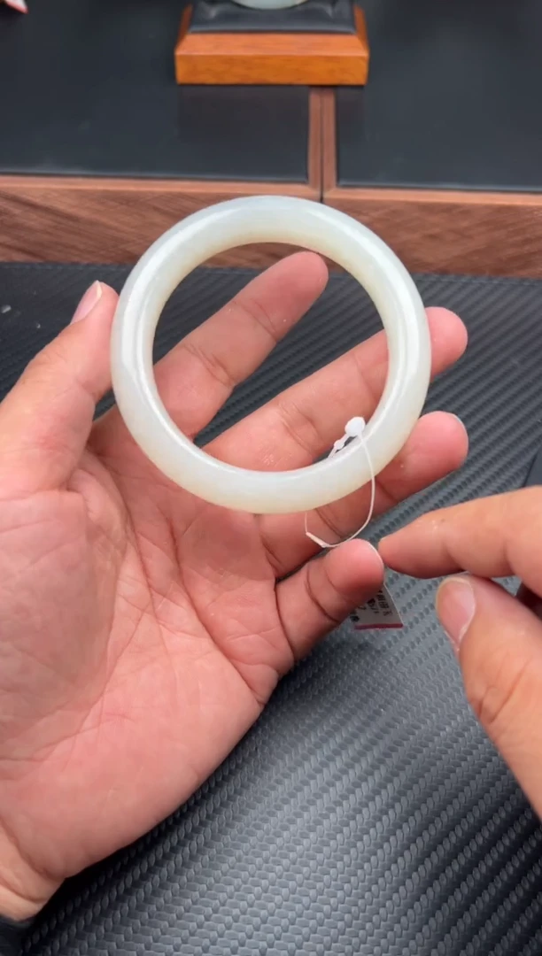 和田玉手镯未镶嵌黑山微色差58