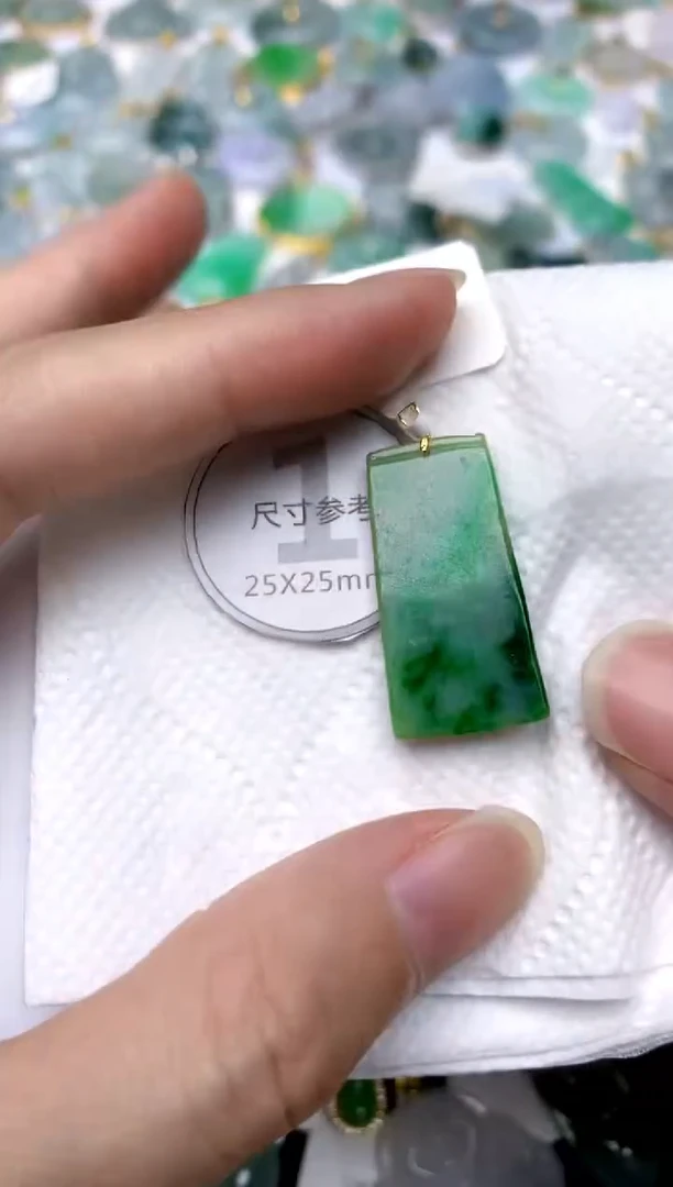 颈饰18K金镶嵌翡翠天然A货翡翠