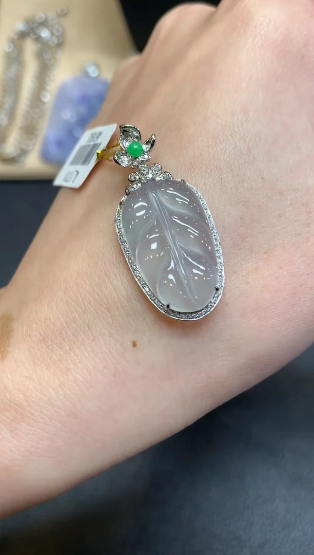 【闪购商品】翡翠颈饰18K金镶嵌叶子【无服务费】