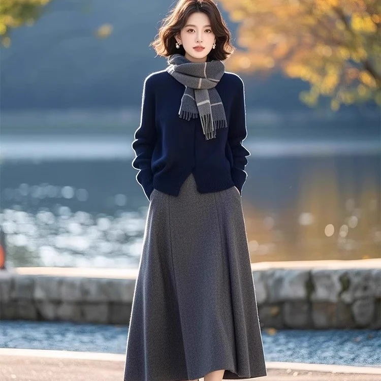 2025一整套春秋穿搭出席重要场合大方得体的蓝色休闲毛衣裙子套装
