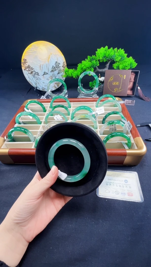 未镶嵌手镯石英质玉（非洲翠）手镯