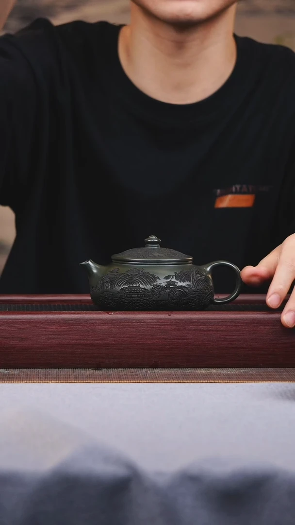 宜兴紫砂作品 绿泥 刻绘寒江