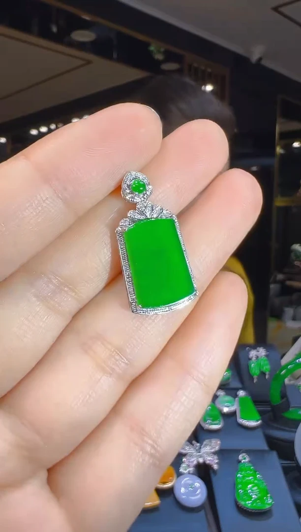 翡翠18K金镶嵌吊坠(赠链)153