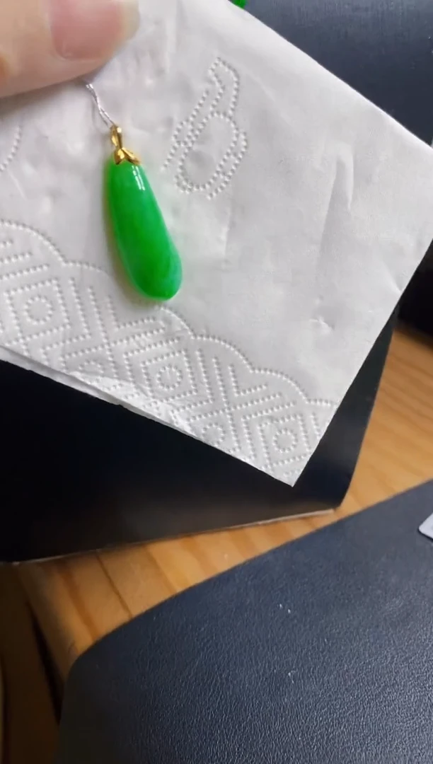 翡翠18K金镶嵌颈饰瓜