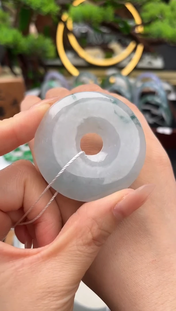 颈饰18K金镶嵌翡翠吊坠