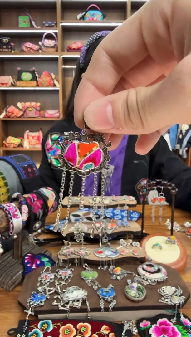 【闪购商品】织绣148蒙阿苏苗绣传承