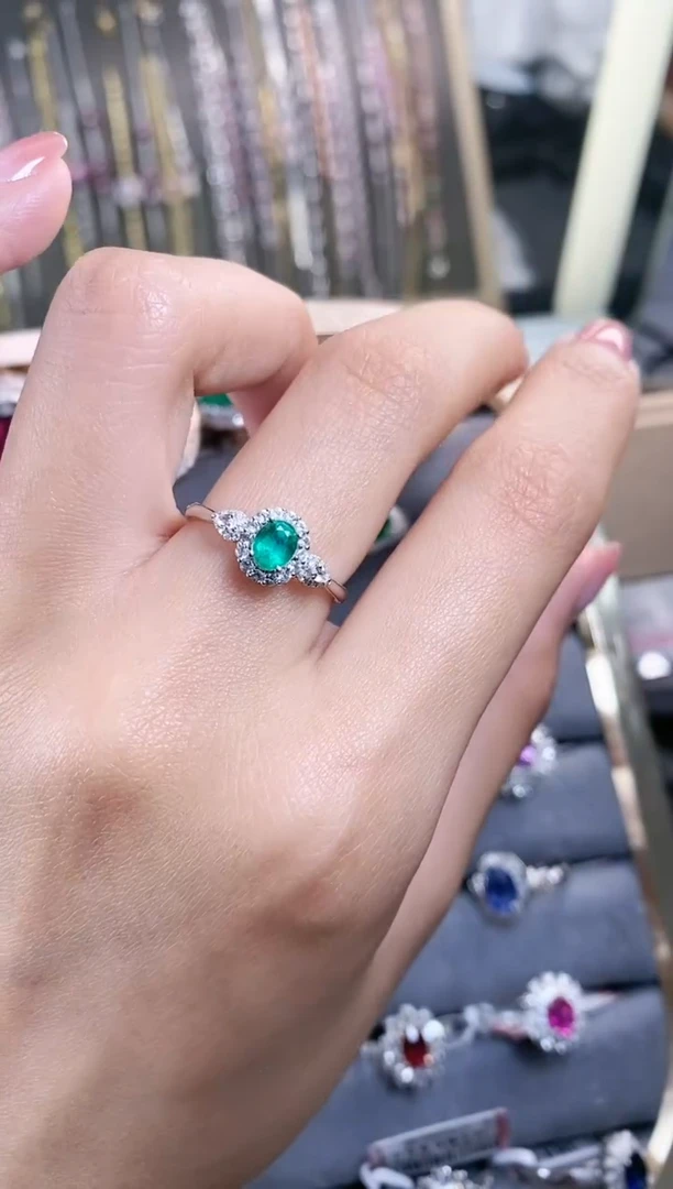 戒指18K金镶嵌祖母绿·