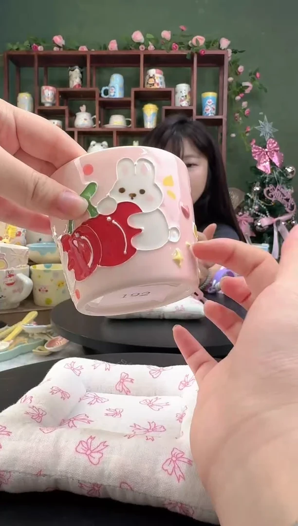 192景德镇高温陶瓷釉下彩 玉泥 樱桃小兔杯子