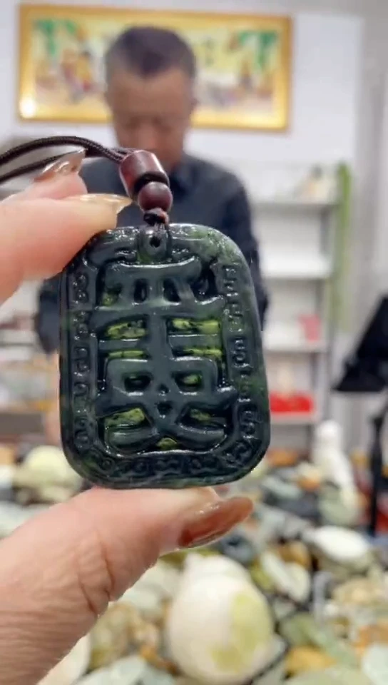 未镶嵌蛇纹石玉吊坠