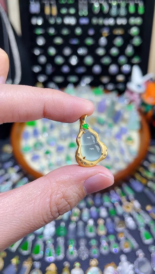 颈饰18K金镶嵌翡翠玻璃胶葫芦吊坠