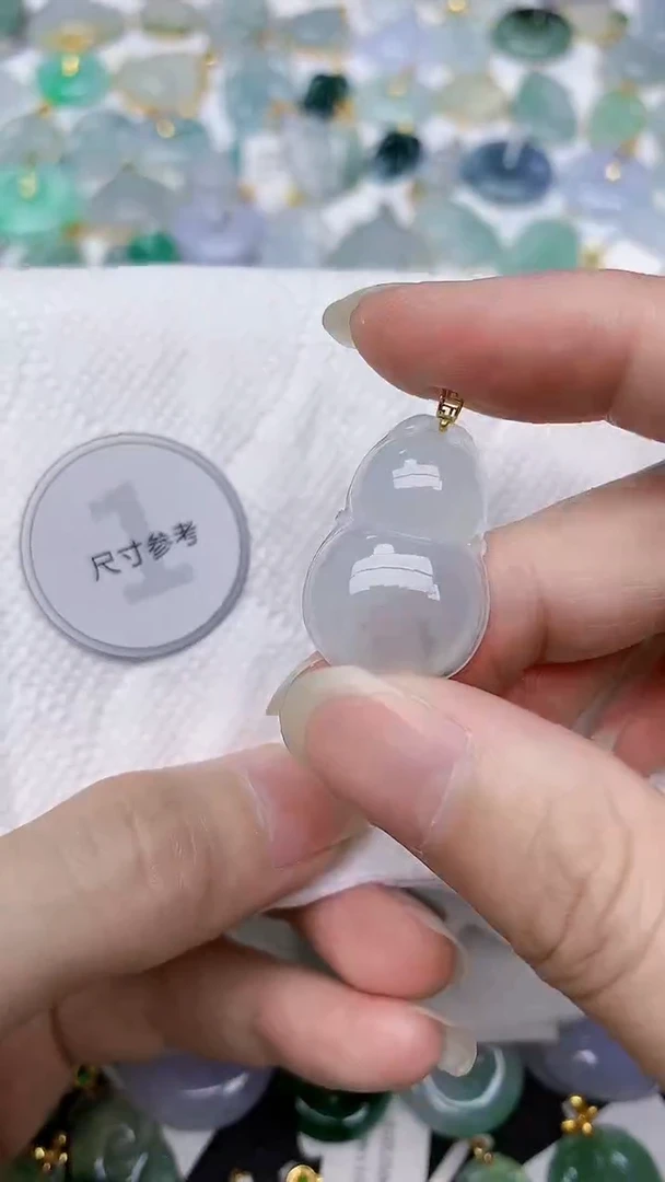 颈饰18K金镶嵌翡翠天然A货翡翠