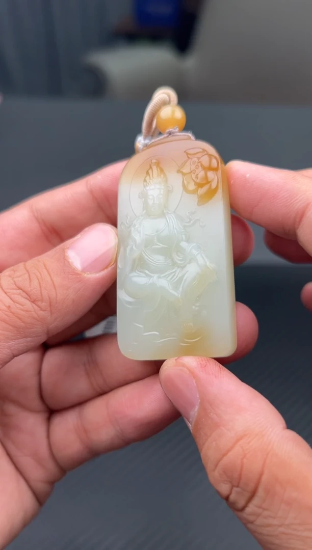 吊坠(赠链)未镶嵌和田玉若羌微色差吊坠