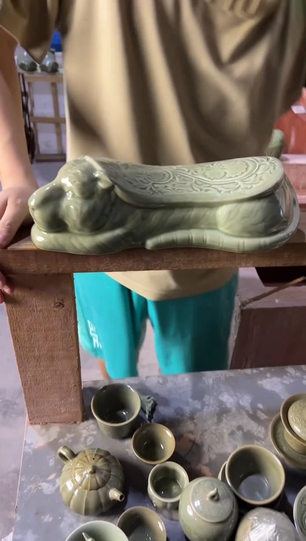 耀州窑青瓷老虎枕