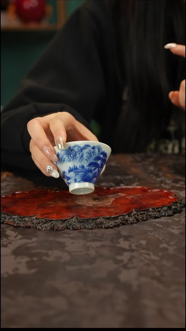 青花手绘山水主人杯}：