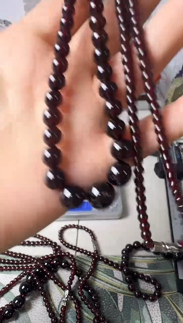 颈饰未镶嵌石榴石矿坑一条