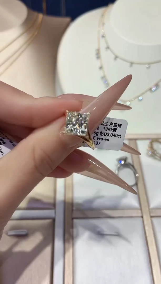 18K金镶嵌实验室培育钻石3克拉公主方13圈